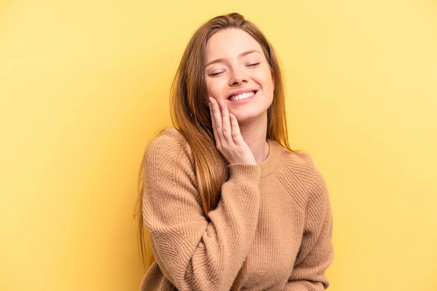 Junge Frau lächelt mit reiner Haut nach einer Advanced BHA Lift Peeling-Behandlung und zeigt einen gesunden und frischen Teint
